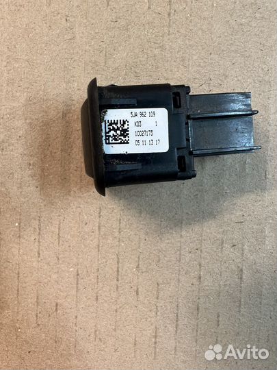 Кнопка противоугонной системы Skoda Rapid