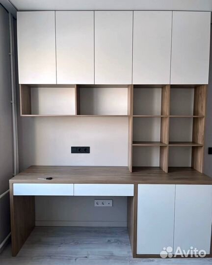 Рабочая зона школьника со шкафом