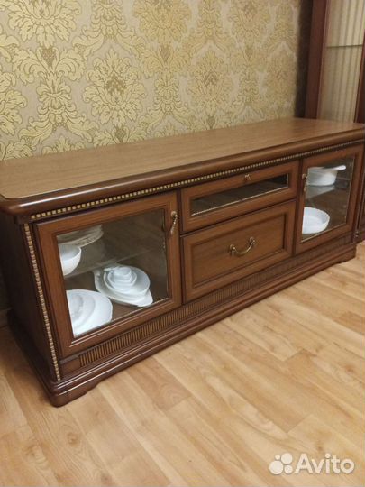 Витрина и тумба под телевизор