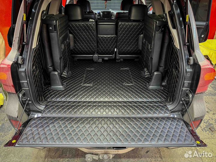 3D коврики в багажник Toyota Land Cruiser 200