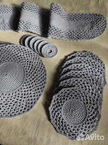 Набор для сервировки, вязаные салфетки, подставки