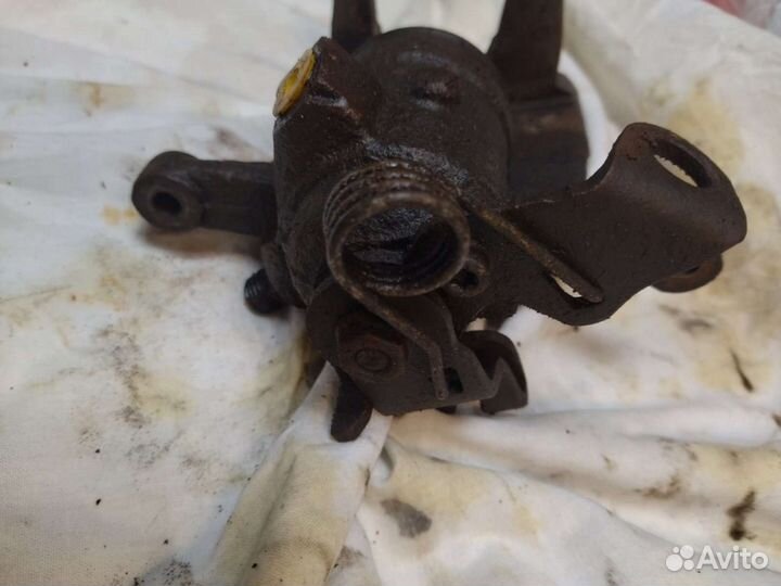 Суппорт тормозной задний левый Volkswagen