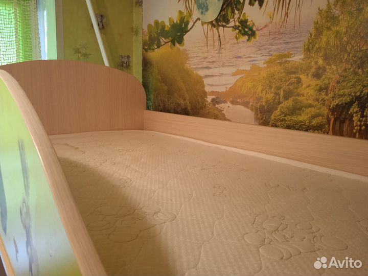 Детская кровать чердак со столом и шкафом