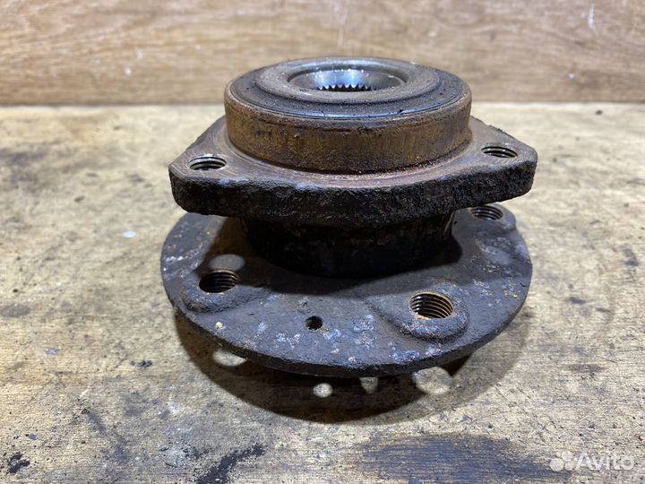 Ступица передняя Volkswagen Golf 5