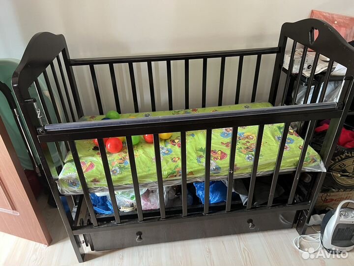 Детская кроватка с маятником и ящиком