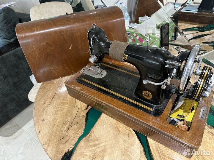 Швейная машинка Лада