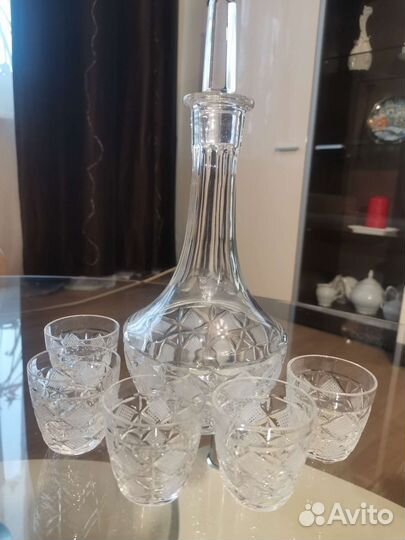 Графин хрустальный с рюмочками на подносе