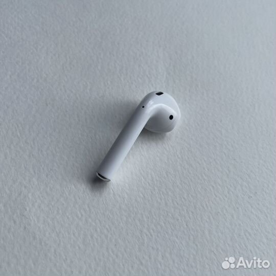 Правый наушник AirPods