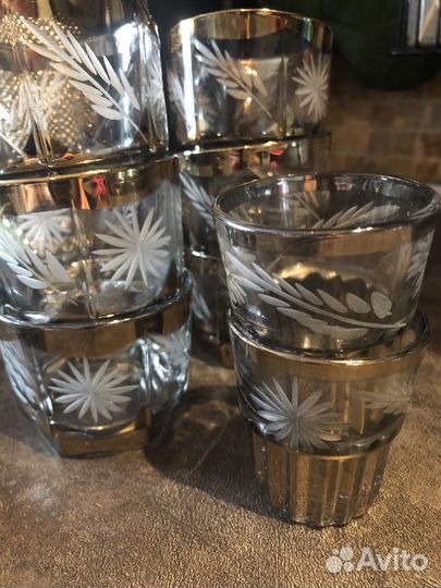 Графин со стаканами и рюмками