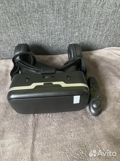 Очки виртуальной реальности с джойстиками