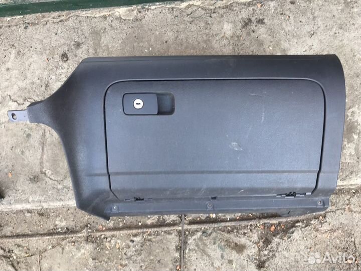 Бардачек Volkswagen Golf 5