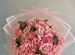 Букет из 25 розовых диантусов Джоди с эвкалиптом