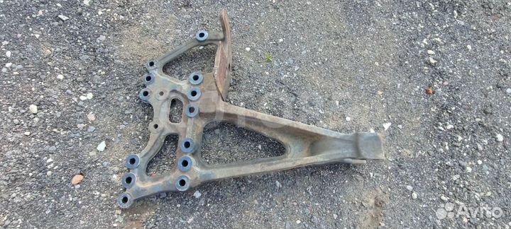 Кронштейн реактивной тяги правый Mercedes-Benz
