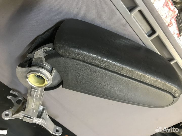 Подлокотник Audi A6 С5 1997 2.4 ALF МКПП Quattro