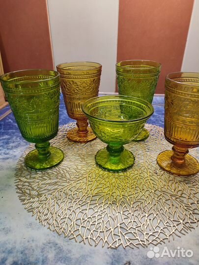 Бокалы из цветного стекла и креманка