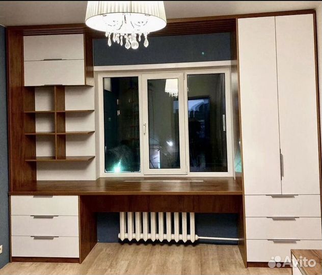 Письменный стол у окна/ рабочая зона / шкаф