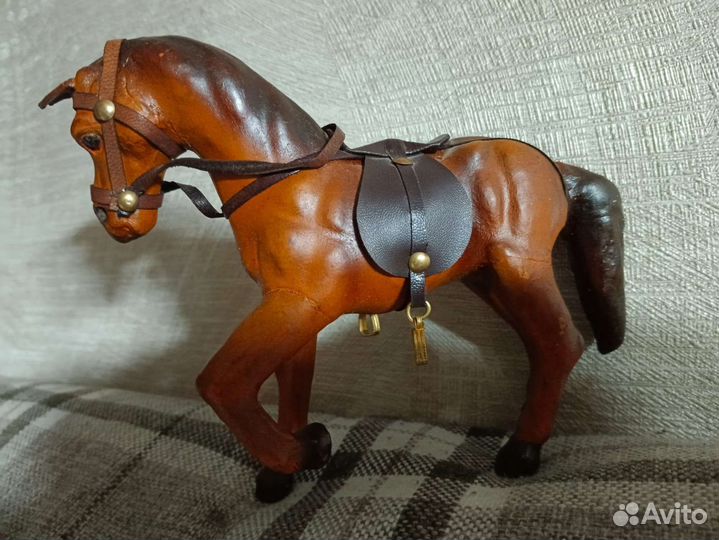 Конь статуэтка