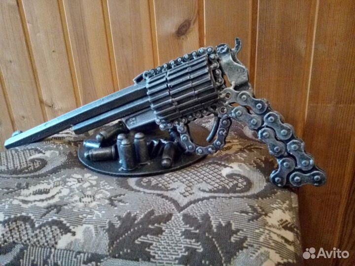 Настольная фигурка из автозапчастей