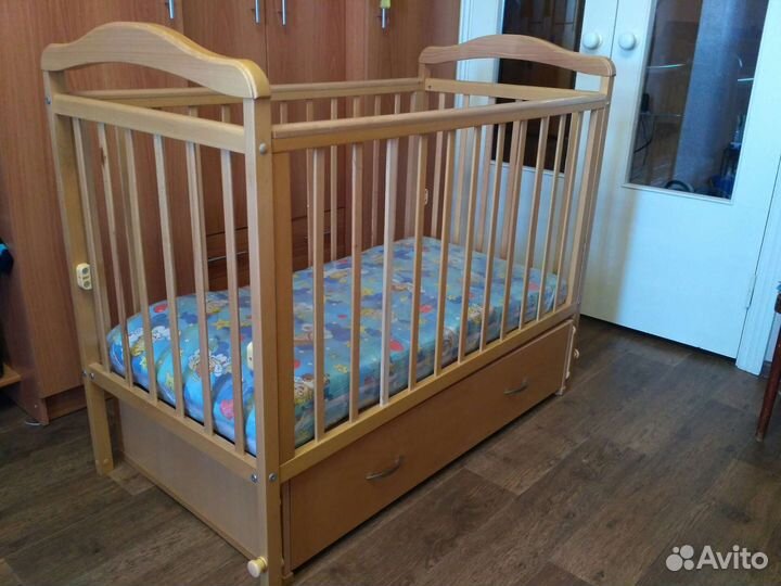 Кроватка с матрасом, ящиком, маятником
