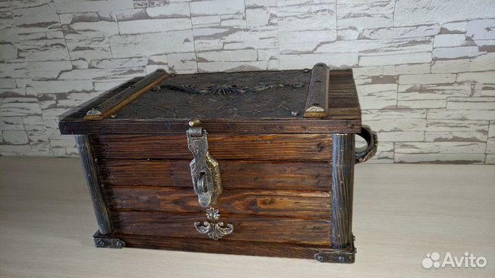 Сундук старинный из дерева