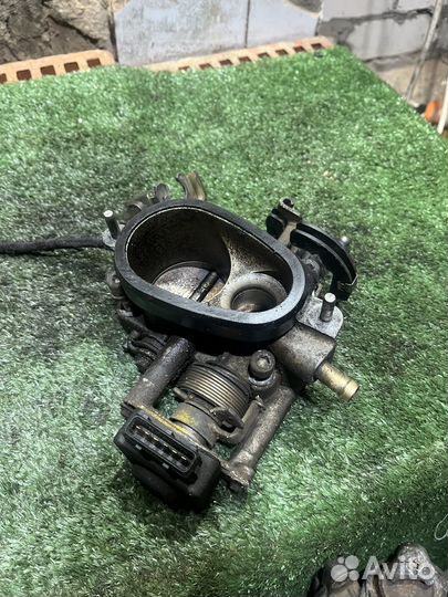 Дроссельная заслонка Audi 100c4 AAH 2.8
