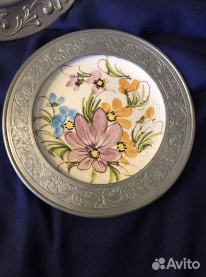 Фарфоровые тарелочки в оловянном обрамлении