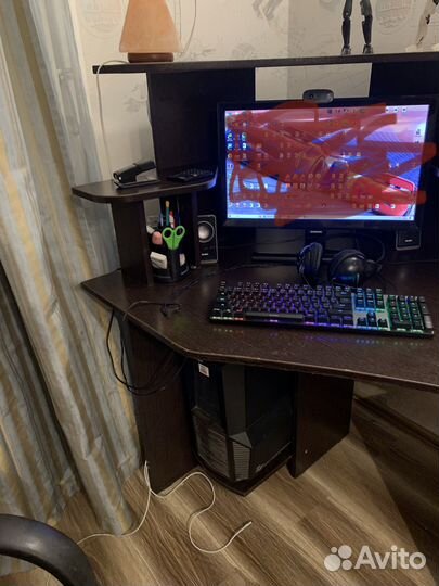 Компьютерный стол и кресло