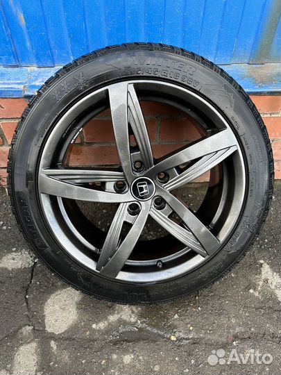 Продам зимнюю резину вместе с дисками