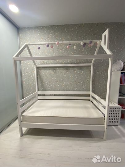 Детская кроватка домик