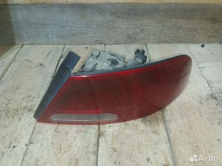 Фонарь задний правый Dodge Stratus 2002г