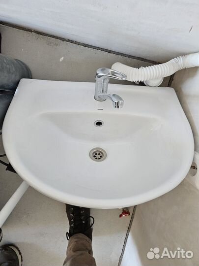 Унитаз и раковина от застройщика