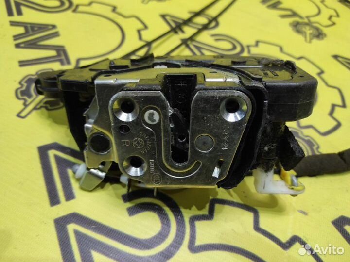 Замок двери передний правый Nissan Serena NC25