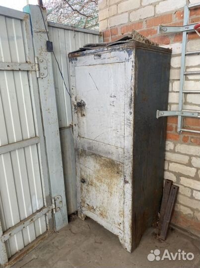 Сейф металлический