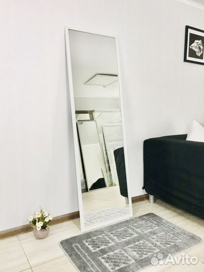 Зеркало в белой раме