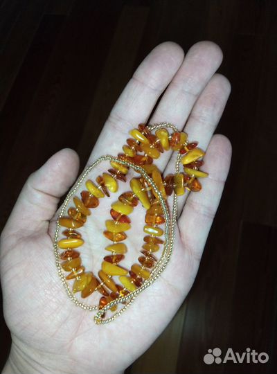 Модные бусы из пейзажного янтаря