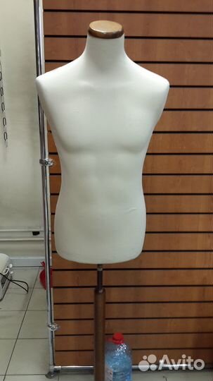 Итальянские хромированные вешала и маникены