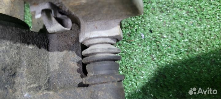 Суппорт передний правый Lexus RX 300/330/350/400h
