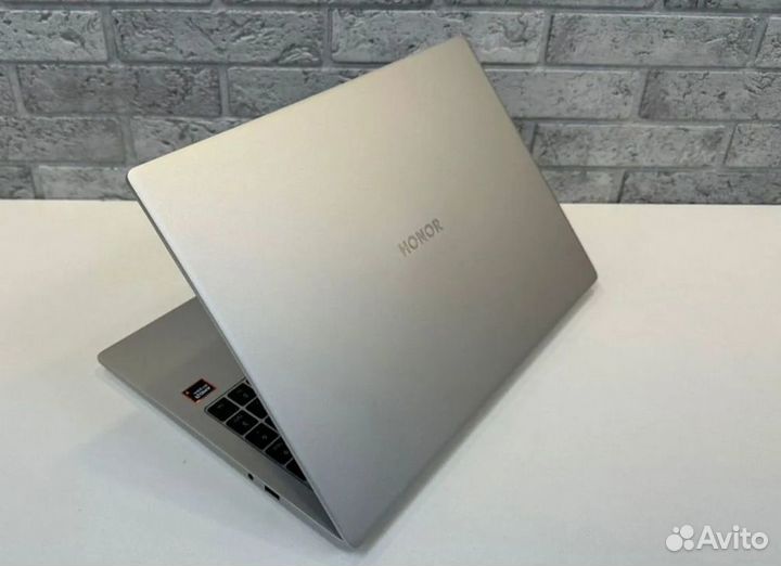 Honor X16 plus R7 8845HS 32\1000 120HZ AMD 780M