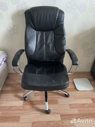 Офисное кресло руководителя