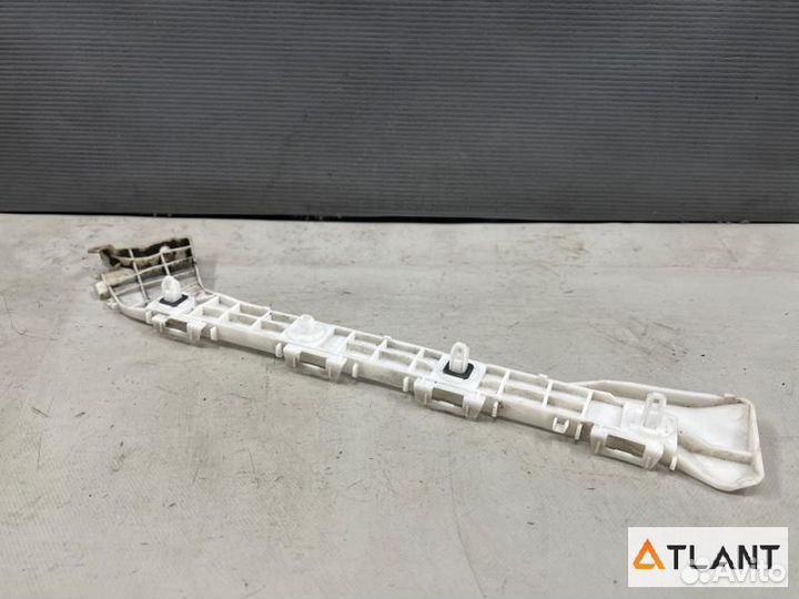 Крепление бампера задняя левая toyota prius