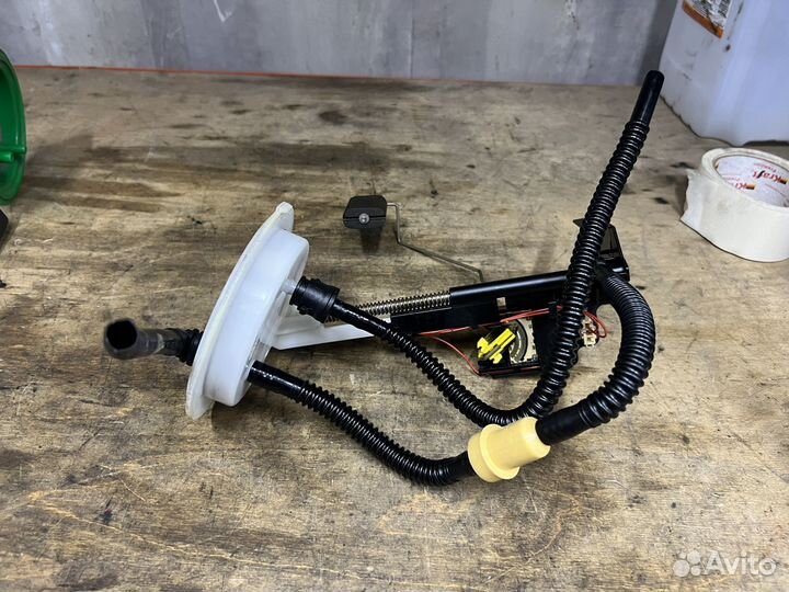 Датчик уровня топлива левый BMW E60 E61 E63 E64