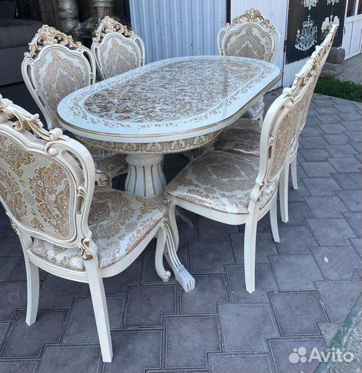 Стол и стулья