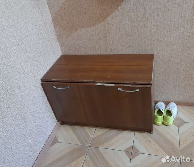 Микроволновка,шкаф для посуды,обувница,кровать