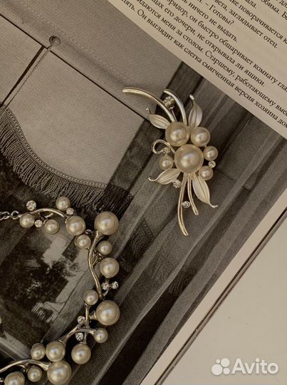 Комплект бижутерии (колье, серьги, брошь)