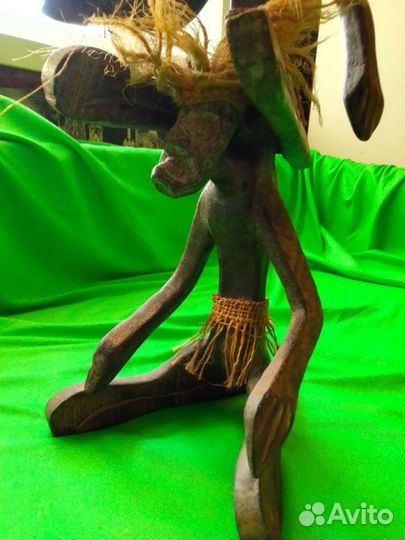 Сувенирная деревянная статуэтка