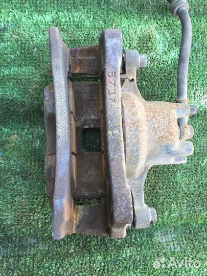 Тормозной суппорт передний левый Mitsubishi