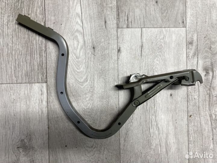 Петля крышки багажника правая Toyota Carina E AT19