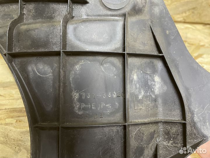 Уплотнитель колесной арки передний левый Toyota Ca