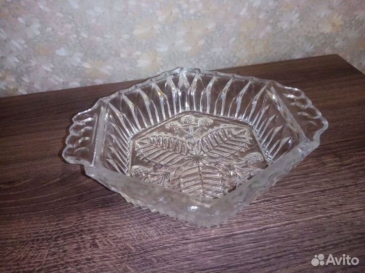 Хрустальные салатники и розетка