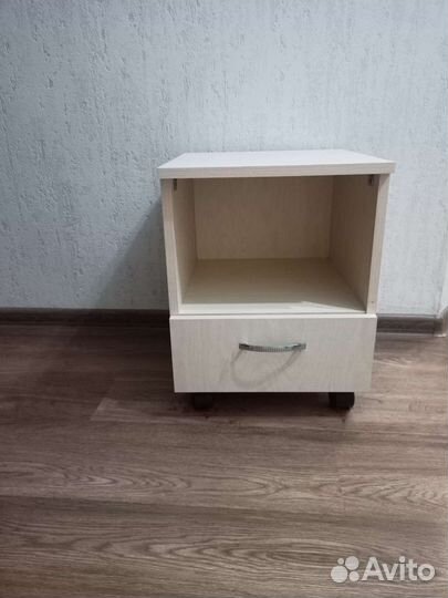 Тумба прикроватная на колёсиках с ящиком